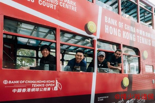 球星搭乘香港赛事定制电车 畅游城市繁华街景 球星搭乘香港赛事定制电车 畅游城市繁华街景