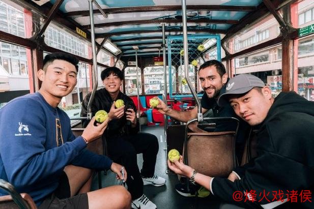 球星搭乘香港赛事定制电车 畅游城市繁华街景 球星搭乘香港赛事定制电车 畅游城市繁华街景