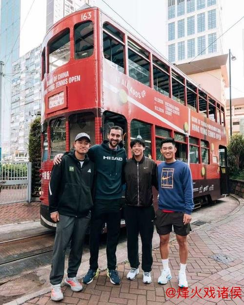 球星搭乘香港赛事定制电车 畅游城市繁华街景 球星搭乘香港赛事定制电车 畅游城市繁华街景